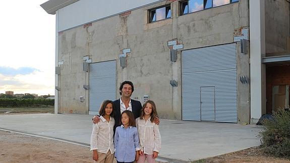 Antonio Díez posa junto a sus hijas delante de la nueva nave 