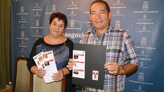 Clara Luquero y Julio Michel con los programas del ciclo del último trimestre. 