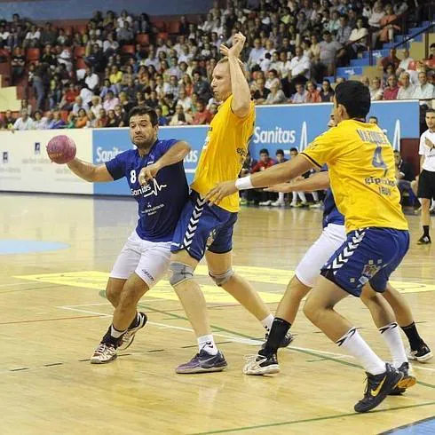 El central pucelano supera con el bloqueo la defensa irundarra. 