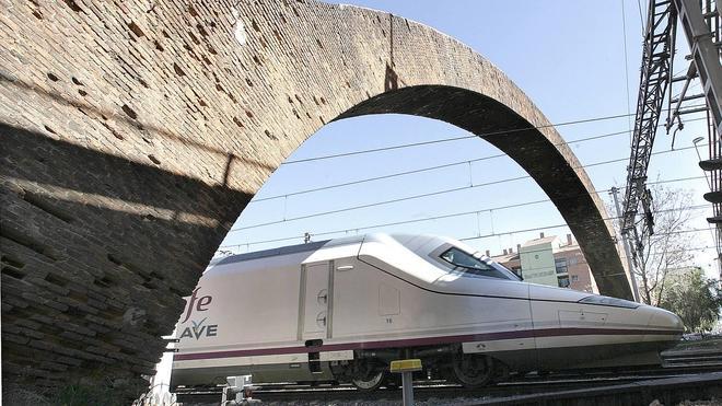 Una unidad de alta velocidad circula bajo el Arco de Ladrillo de la estación de Valladolid.