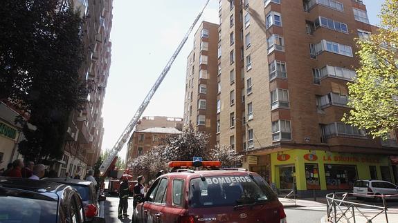 El corte de suministros de una caldera provoca una humareda en la calle Gabilondo