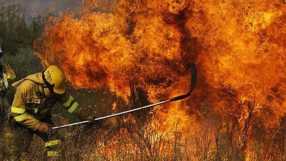 Un agente se enfrenta a las llamas en un incendio desatado en Ciudad Rodrigo. 