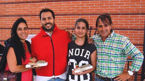 Los premiados, en el centro.
