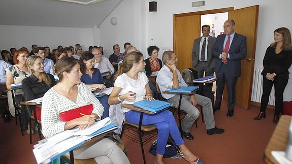 El presidente de la Diputación, José María Hernández, a la derecha, saluda a los participantes en el curso, este lunes en el Centro Cultural. 