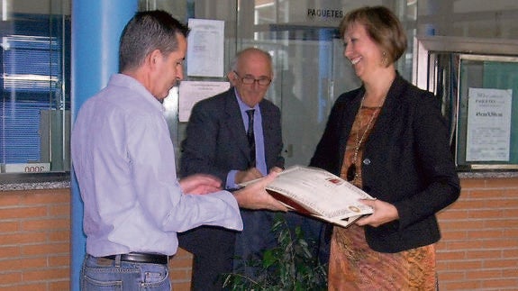 La subdelegada del Gobierno, Pilar Sanz, entrega su diploma a uno de los funcionarios de prisiones distinguidos, ayer.