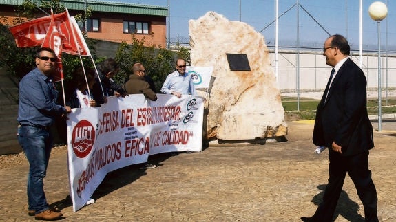 El subdelegado del Gobierno, Luis Miguel Cárcel, a la derecha, se acerca a los representantes sindicales, este miércoles, a las puertas del centro de La Moraleja. 