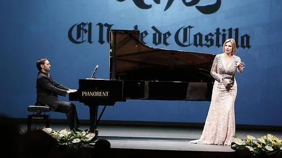 Ainhoa Arteta durante el recital que ofrece en la gala del 160 aniversario de El Norte de Castilla.