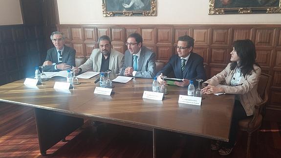 El delegado de El Norte de Castilla en Palencia, Javier García Escudero; el director del periódico, Carlos Aganzo; el alcalde de Palencia, Alfonso Polanco; el concejal de Deportes, Facundo Pelayo, y la delegada comercial de El Norte en Palencia, Carmen Martín, en la presentación de la Media Maratón El Norte de Castilla Ciudad de Palencia.