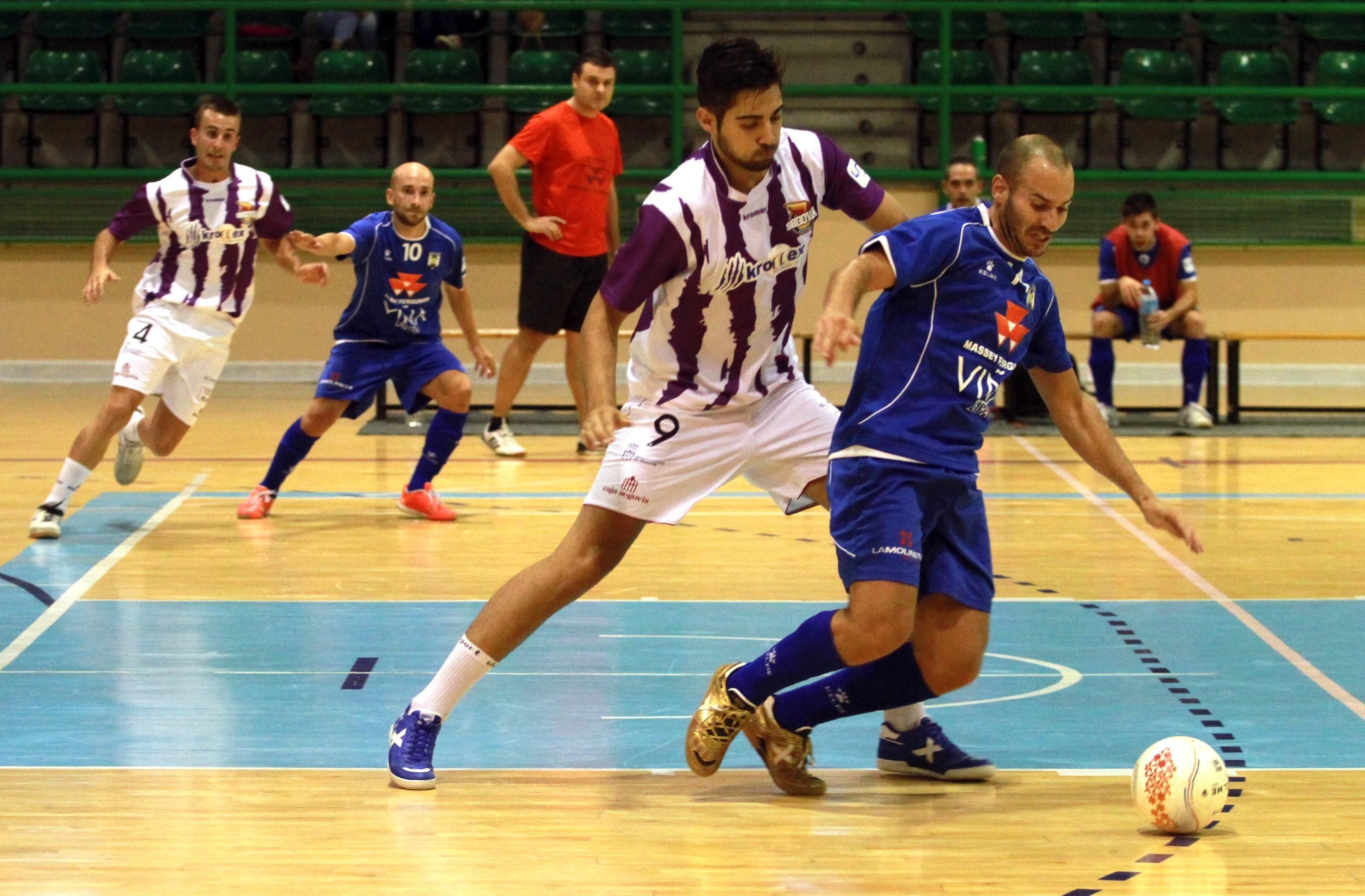 Jorge Jimeno presiona a un jugador rival en un partido de pretemporada. 