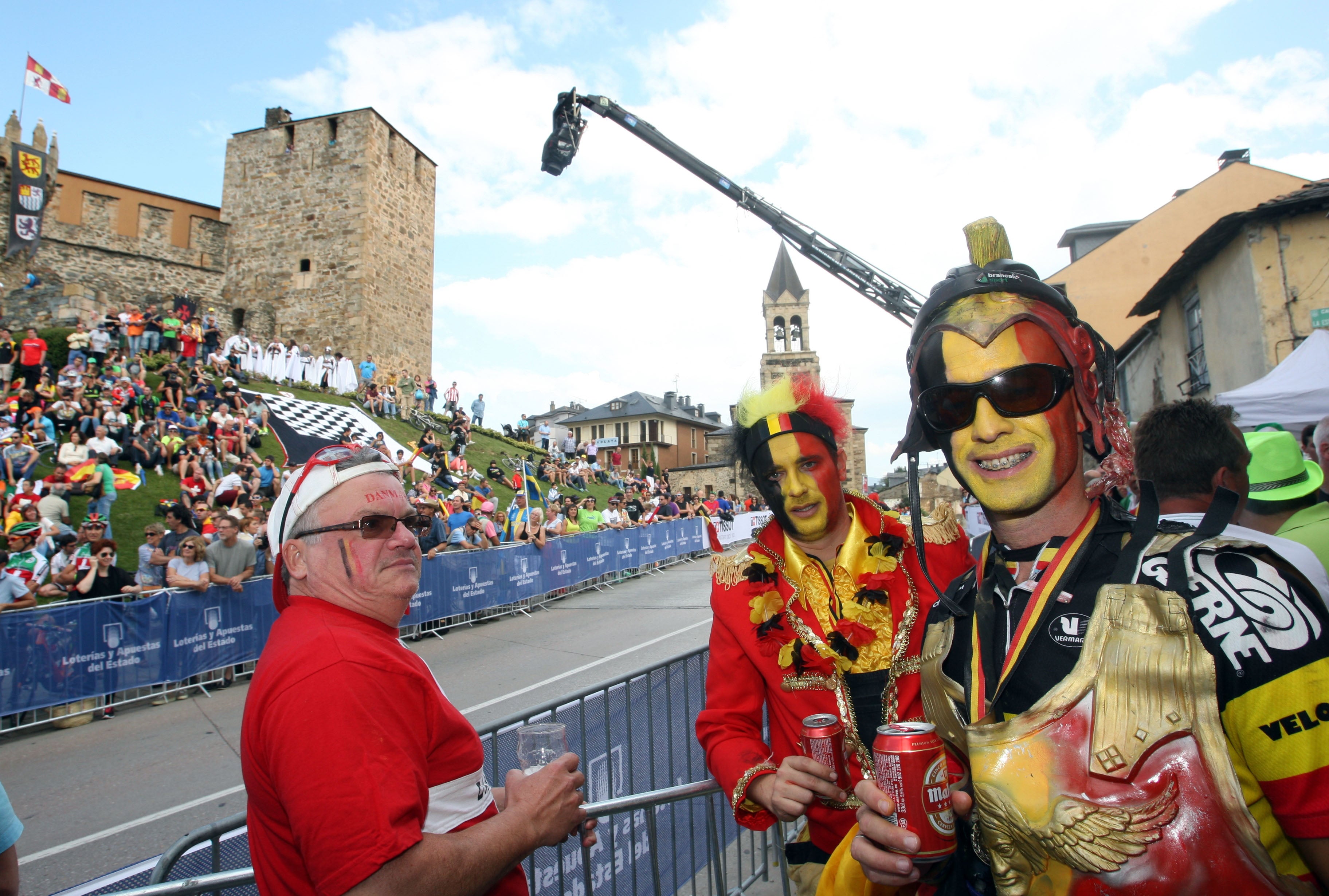 Aficionados belgas frente al Castillo de los Templarios durante la prueba en ruta élite femenina. 