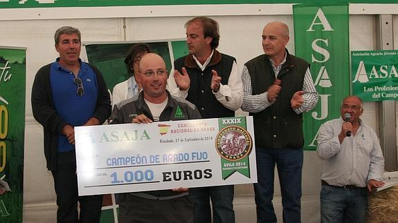 David Rodríguez recoge el premio como ganador del Campeonato nacional de arada 2014, en la modalidad de fijo.