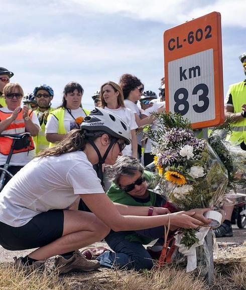 Los participantes colocan flores en el lugar donde murieron los dos ciclistas de Pedrajas Sergio García y Diego García. 