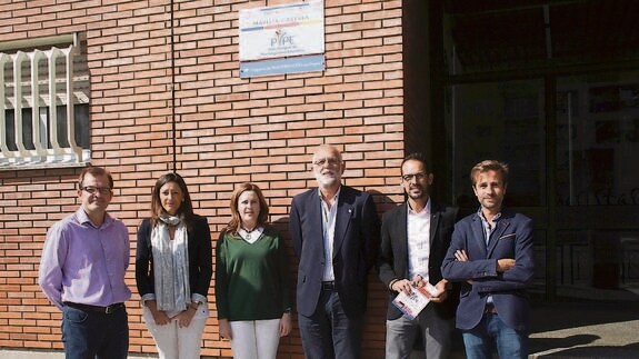 Antonio Guerra, en el centro, con profesores del colegio Maristas –a la izquierda, el director, Javier Velasco– y otros representantes de Escuelas Católicas Castilla y León, debajo de la placa.