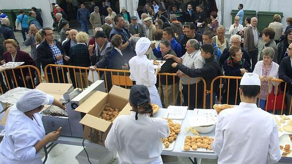 El público degusta pastas elaboradas por el Centro de Cereales, en la feria de Naturpal del pasado año. 