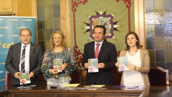 Responsables municipales y de Cajamar presentan el folleto del programa. F. G. MURIEL