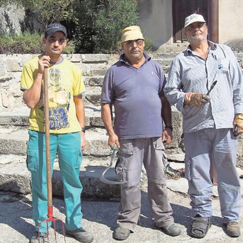 Los tres trabajadores discapacitados durante su jornada laboral. 