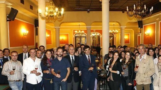 Los ponentes y el director general de Producción Agropecuaria y Desarrollo Rural de la Junta, Jesús Gómez, posan con parte de los asistentes a la cuarta jornada Juventud Di-vino Tesoroen el Círculo de la Amistad Numancia de Soria. R. Gómez