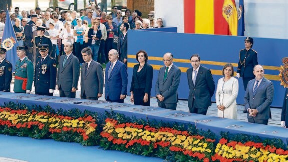 El ministro del Interior, Jorge Fernández Díaz, quinto por la izquierda, ayer, durante el acto central celebrado en el parque del Salón con motivo del Día Nacional de la Policía. 