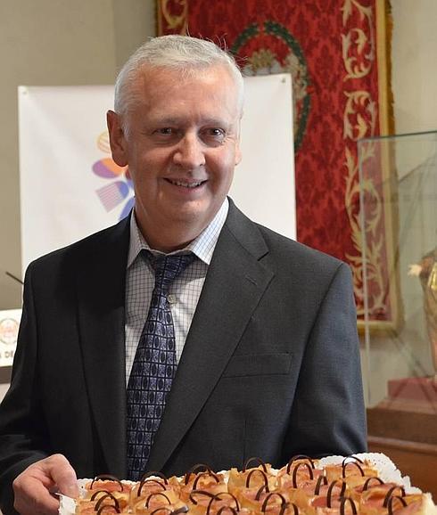 Javier del Caño, presidente Asociación Confiteros, muestra el pastel.