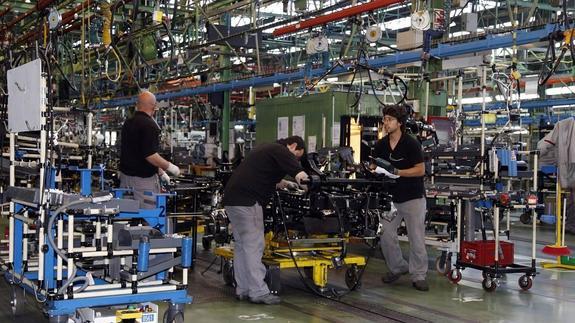 Trabajadores de Nissan en la factoría de Ávila.