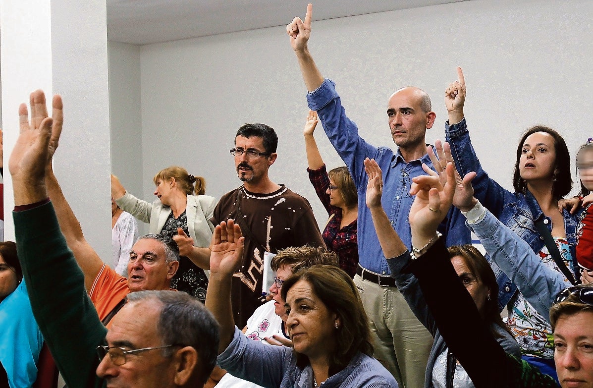 Miguel Ángel Brugera, de pie, en el centro, vota ayer a favor de su candidatura.