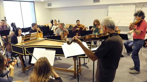 Stefano y Marco, de Il Giardino, en el ensayo con la cuerda de la OSCYL. 