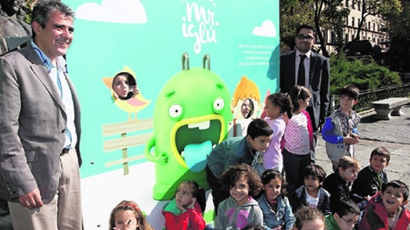 El concejal Emilio Arroita y el director de Zona de Ecovidrio, con un grupo de niños. 