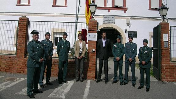 La subdelegada del Gobierno y el resto de autoridades, frente al cuartel de Riaza. 