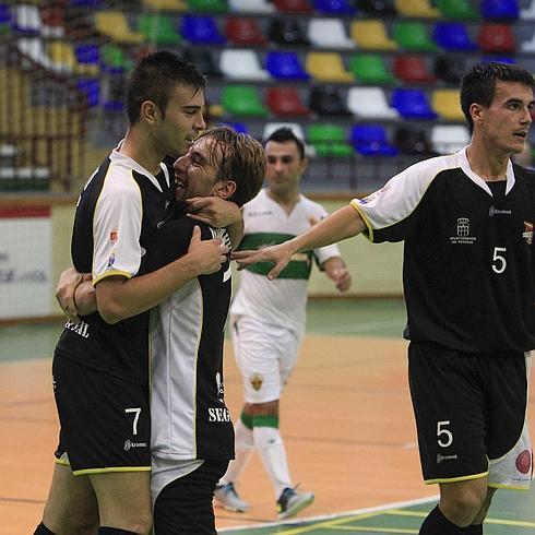 Dani Carbonell, Alvarito y Edu celebran uno de los goles del Segovia Futsal.