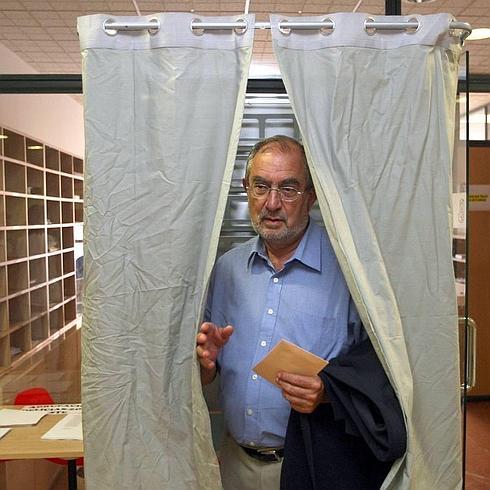 El presidente de la gestora, Jesús Quijano, vota en la sede del PSOE de Valladolid. 