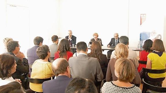 El rector, al fondo a la derecha, en un momento de la presentación.