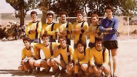 Alineación del equipo del Renedo de los años 80, con Ramiro Ruiz Medrano, a la derecha, como guardameta. EL NORTE