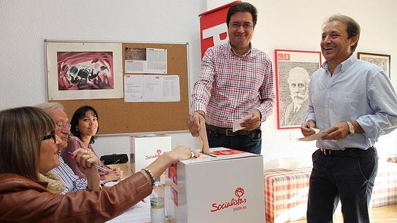 Óscar López y Juan Luis Gordo votan en la sede del PSOE de Segovia. 