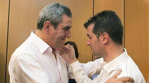  Tudanca y Villarrubia se felicitan mutuamente después de conocerse los resultados R. Gómez