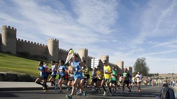Un imagen de la prueba, con la muralla abulense como fondo. 