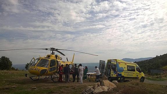 Los sanitarios trasladan al herido al helicóptero Foto cedida por el 112