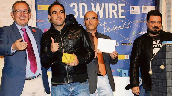 El delegado de la Junta junto a Enrique Corts, que recogió el premio al videojuego más innovador. 