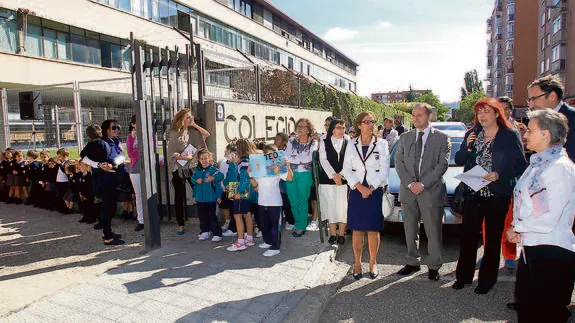 La presidenta del Colegio de Arquitectos, Pilar Díez Rodríguez, explica la importancia arquitectónica del centro docente de las dominicas a los representantes de las instituciones y al conjunto de la comunidad educativa.