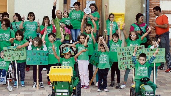 Niños y adultos hacen el signo de la victoria durante la la jornada de movilización.