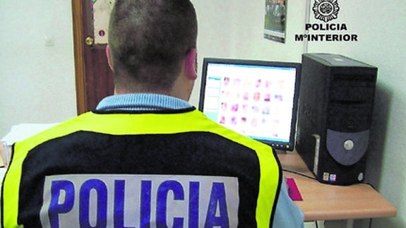 Un policía comprueba el contenido de diversos archivos en Internet. 
