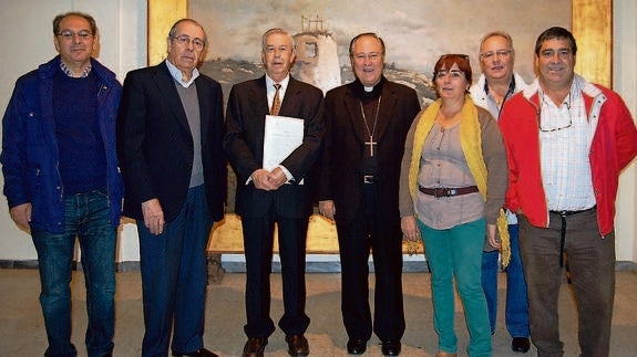 El obispo, Esteban Escudero, con el comisario que nombró en la cofradía, Lucio Castellanos, tercero por la izquierda; el superior de los jesuitas y parte del equipo que ha dirigido la hermandad en estos meses. 