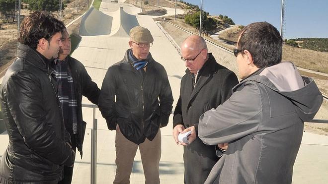 Alfonso Centeno (derecha) conversa con uno de los empresarios en presencia del alcalde de Tordesillas, (izquierda), José Antonio González Poncela, durante la visita a las instalaciones de Meseta Ski ubicada en la pedania de Villavieja del Cerro. 