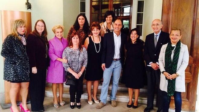 las representantes de la Reserva de la Biosfera leonesa posan con el presidente de Cantabria, Ignacio Diego, con la presidenta de Afammer, Carmen Quintanilla, y con el responsable de Desarrollo Rural de la Fundación Botín, José María Ballester.