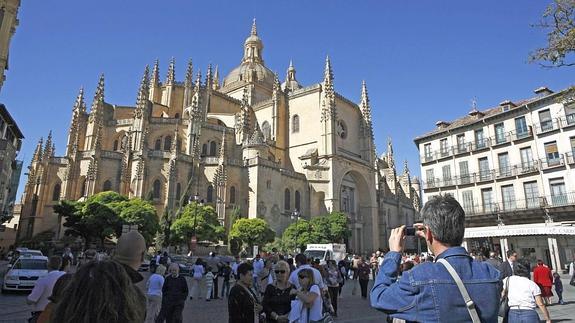 Turistas ante la catedral de Segovia.