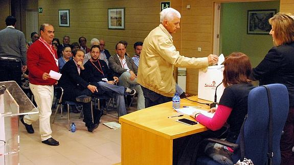 Un momento de la votación de los delegados. 