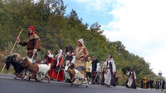 Participantes en la ruta de los foramontanos avanzan el lunes en el recorrido por Brañosera.