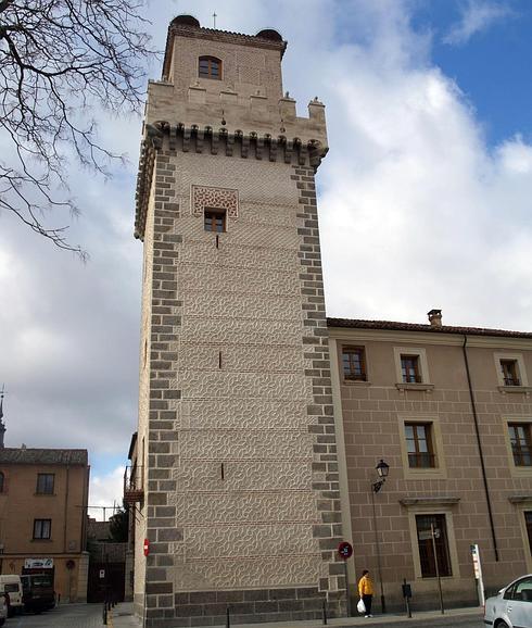 Torreón de Arias Dávila, hoy sede de la Delegación de Hacienda. 