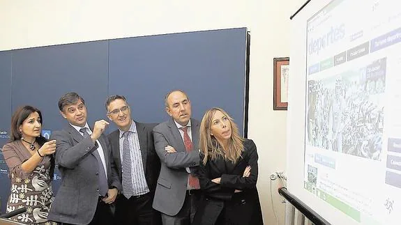Beatriz Bahillo, Enrique Hermoso, Gonzalo Ibáñez, José María Hernández y Carmen Fernández Caballero, ayer, en la presentación de la nueva web de deportes.