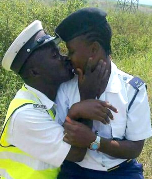 Los dos policías besándose