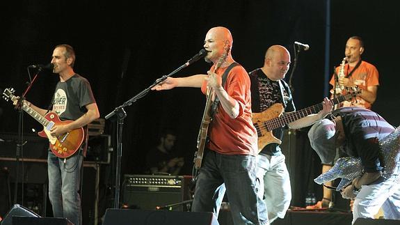 Jesús Cifuentes y los integrantes de Celtas Cortos en un concierto.
